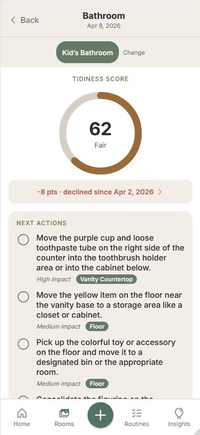 Settlewood decluttering app showing AI-powered bathroom analysis with tidiness score and recommended actions